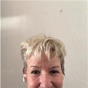Französisch Tutorin, die alle Stufen unterrichtet und sehr gerne Nachhilfe gibt.